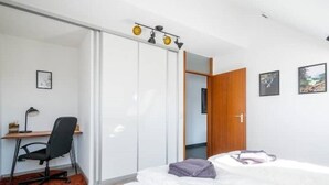 1 soverom, skrivebord, strykejern/-brett og reiseseng for barn