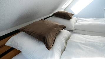 1 Schlafzimmer, Schreibtisch, Bügeleisen/Bügelbrett, Reisekinderbett