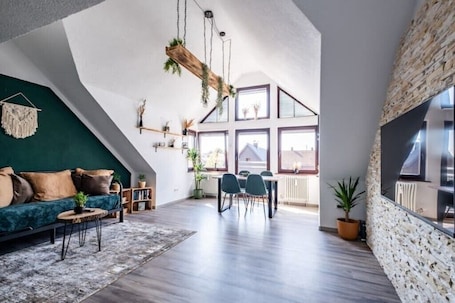 Flat-screen TV, books. Nature Terminal Apartment - Emma Matratze & Waiputv