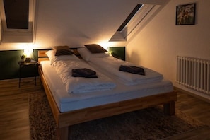 1 quarto, escrivaninha, ferros/tábuas de passar roupa, berço de viagem