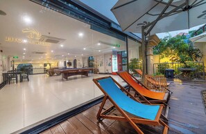 Outdoor pool, pool umbrellas, sun loungers - Green LP Hotel & Apartment (Ho Chi Minh City)
