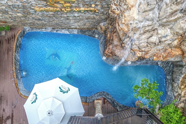 Außenpool, Sonnenschirme, Liegestühle