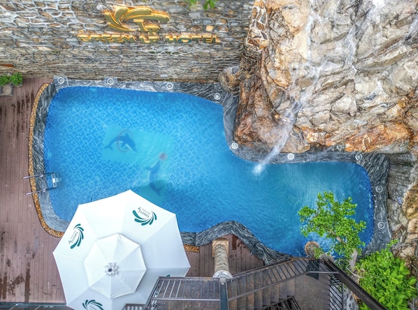 Piscina a l'aire lliure, para-sols i gandules