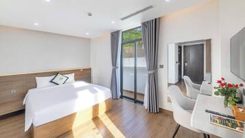 Deluxe-dobbeltværelse - balkon | Minibar, skrivebord, mørklægningsgardiner, lydisolering