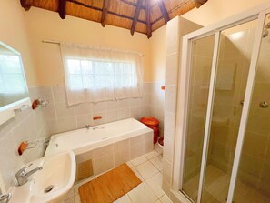 Luxury Suite | Bilik Mandi | Tab mandi dan pancuran berasingan, tuala disediakan, syampu 