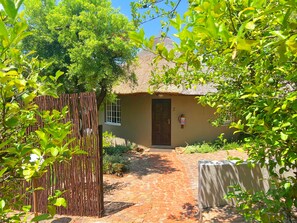 Caja de seguridad en la habitación y decoración personalizada
