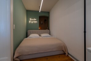 1 chambre, bureau, fer et planche à repasser, lit parapluie