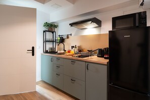 Kylskåp, mikrovågsugn, spishäll och kaffe- och tebryggare