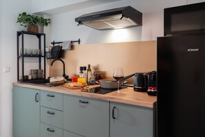 Kühlschrank, Mikrowelle, Herdplatte, Wasserkocher mit Kaffee-/Teezubehör