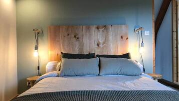 4 bedrooms, iron/ironing board, free WiFi