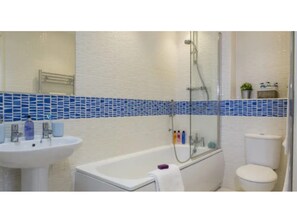 Dusch, hårtork, handdukar och tvål