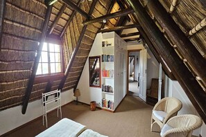 3 多间卧室、客房内保险箱、办公桌、熨斗/熨衣板