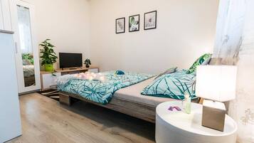 1 dormitorio, tabla de planchar con plancha, wifi y ropa de cama