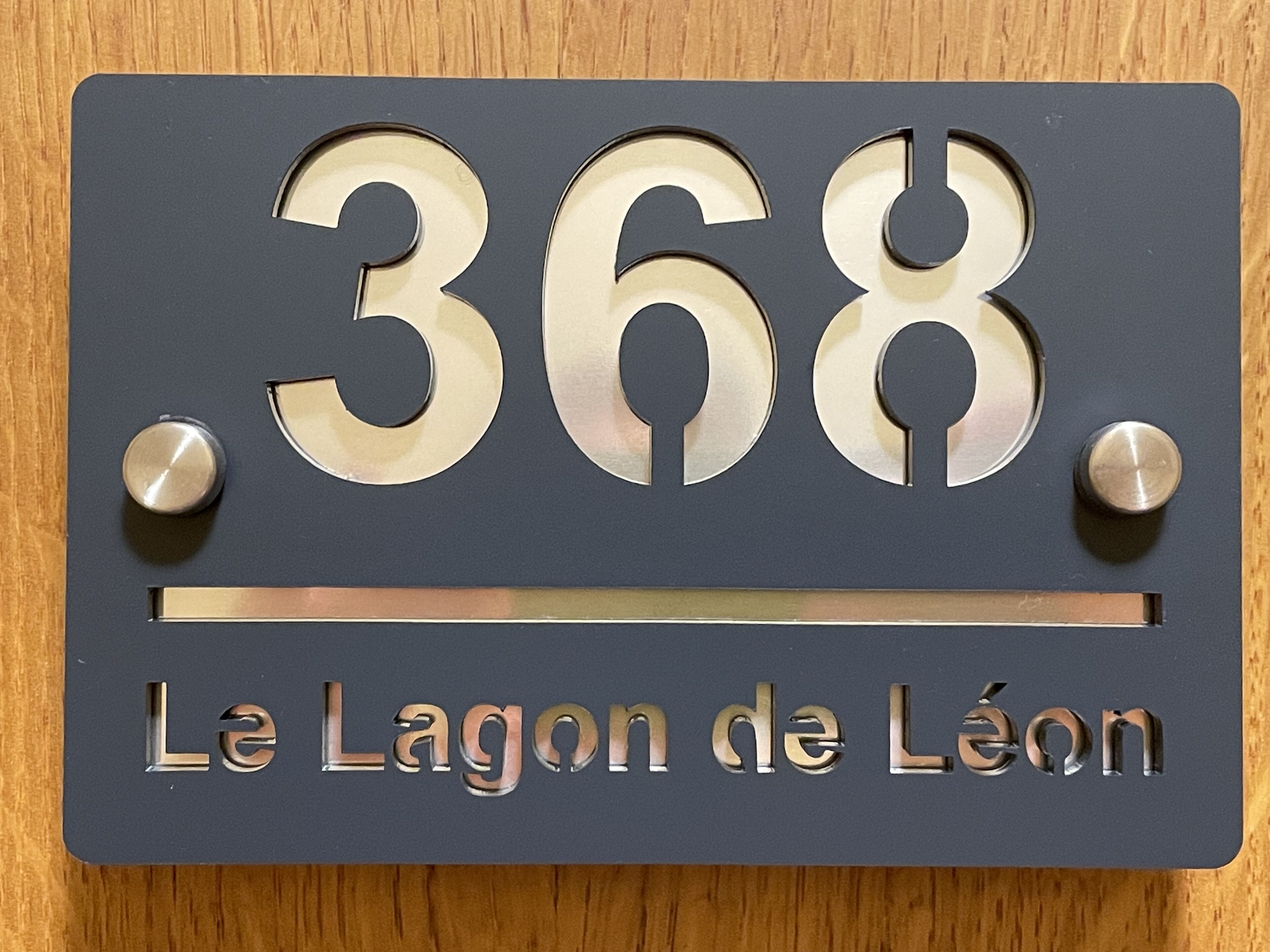 A house number plaque with '368' and 'Le Lagon de Léon' text.