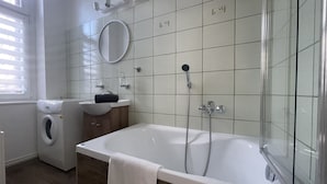 Apartment | Bathroom | Combined shower/tub, hair dryer, towels, soap - Happy Seagull (Sopot)
