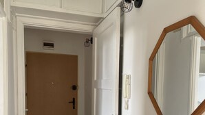 Apartment | Living area | 37-inch flat-screen TV with cable channels - Happy Seagull (Sopot)