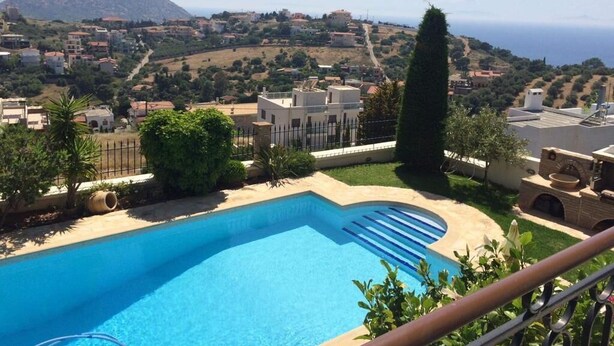 A swimming pool with a view of a hillside town and the sea. - Anavyssos Dream Villa Sea View and Pool (Saronikos)
