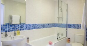 Shower, hair dryer, towels, soap - Elstree - lovely 2 bedroom, 2 bathroom apartment (Elstree)