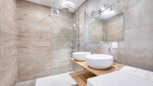 A modern bathroom with two sinks, a shower, and a large mirror. - Splendide T3 au Coeur de Marseille (Marseille)