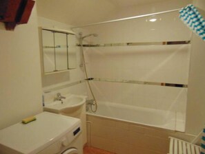 Serviettes fournies, savon, papier toilette