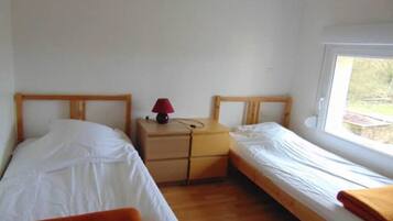 2 slaapkamers, reisbedje, gratis wifi, beddengoed