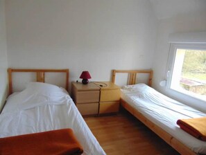 2 Schlafzimmer, Reisekinderbett, kostenloses WLAN, Bettwäsche