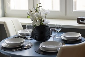 Apartment, 1 Schlafzimmer, Balkon | Essbereich im Zimmer