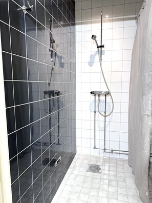 Basic Single Room | Langsir/tirai gelap terus, seterika/papan seterika, Wi-fi percuma 