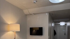 Enkeltrom – basic | Blendingsgardiner, strykejern/-brett, wi-fi (inkludert) og sengetøy