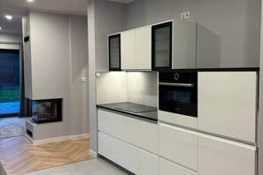 Fridge, microwave, oven, stovetop - Ferienhaus Elisa, Haus mit Kamin, Sauna, Terrasse (Dranske)