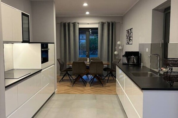 Fridge, microwave, oven, stovetop - Ferienhaus Elisa, Haus mit Kamin, Sauna, Terrasse (Dranske)