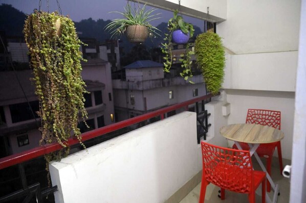 Studio Suite Cao cấp | Hiên