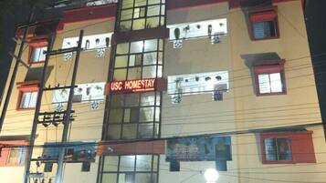 A multi-story building with signage for 'US Court' and 'USC HOMESTAY.'