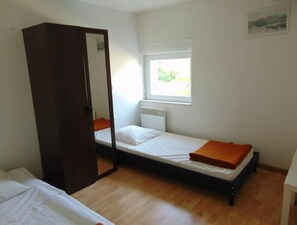 2 bedrooms, travel crib, free WiFi, bed sheets