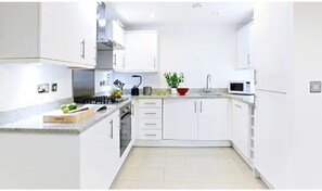 Refrigerador, microondas, horno y lavavajillas