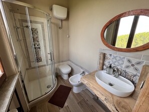 Habitación cuádruple | Baño | Regadera, bidet, toallas