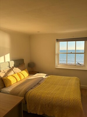 4 bedrooms, iron/ironing board, WiFi, bed sheets - Georgian Townhouse on the beach (Worthing)