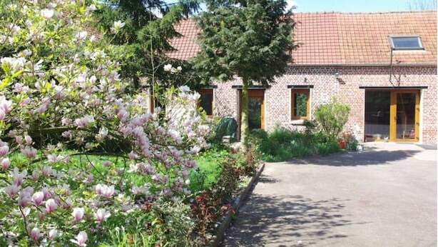 Ein Gebäude aus Backsteinen mit Ziegeldach und einem kleinen Fenster.