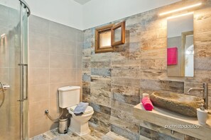 Suihku, hiustenkuivaaja, pyyhkeet, saippua