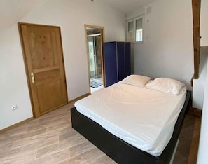 13 chambres, fer et planche à repasser, lit de bébé portatif