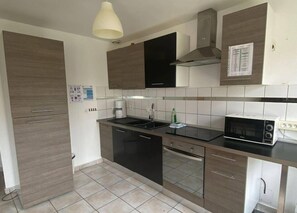 Fridge, microwave, oven, stovetop - Village de Gites 45 Pers (Douchy-lès-Ayette)