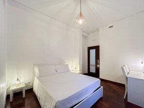 2 bedrooms, desk, iron/ironing board, travel crib - Vacation home with hot tub: exe napoli stadium apartment (Napoli)