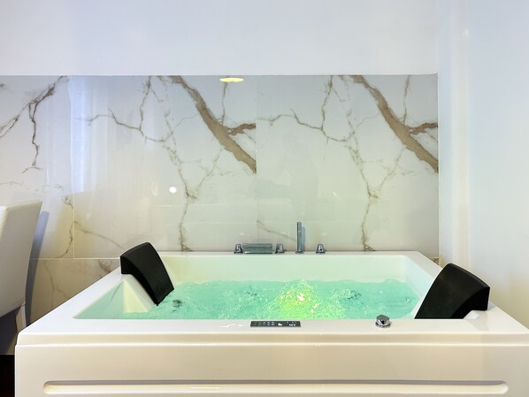 Interior - Vacation home with hot tub: exe napoli stadium apartment (Napoli)