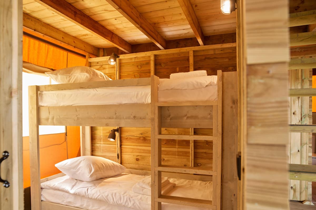 2 bedrooms, premium bedding, cots/infant beds, free WiFi