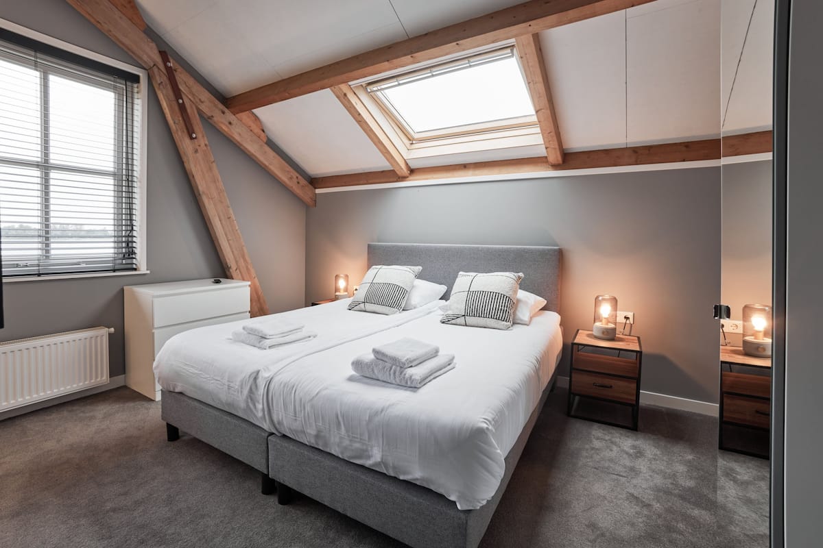 2 bedrooms, premium bedding, cots/infant beds, free WiFi