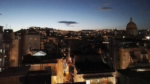 Eine Stadtansicht im Abenddämmerung, im Hintergrund eine markante Kuppel.