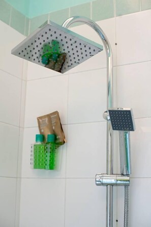 Vierpersoonskamer | Geluiddichte muren, gratis wifi