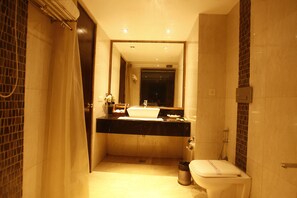 Bathroom - PLUTOS HOTEL (New Delhi)