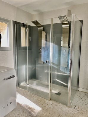 Douche, sèche-cheveux, serviettes fournies, savon