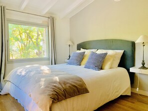 4 bedrooms, iron/ironing board, WiFi, bed sheets